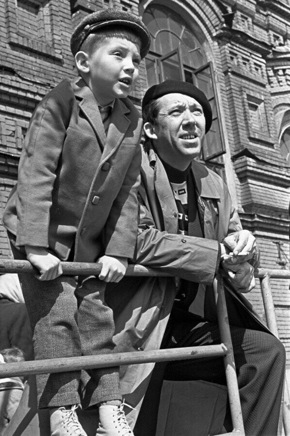Юрий Никулин с сыном Максимом на Красной площади. 4 мая 1963 года.