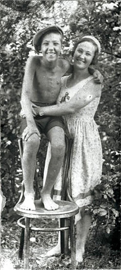 Юрий Никулин с мамой 30-е годы
