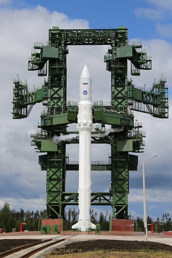 Запуск космической ракеты "Ангара-1.2ПП" на российском космодроме Плесецк.