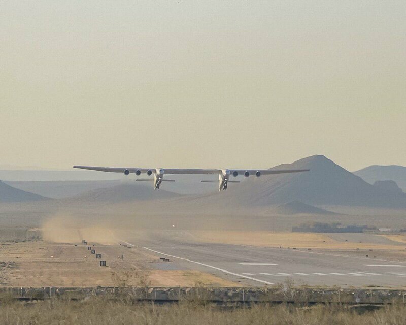Самый большой самолёт в мире только что впервые поднялся в воздух!
