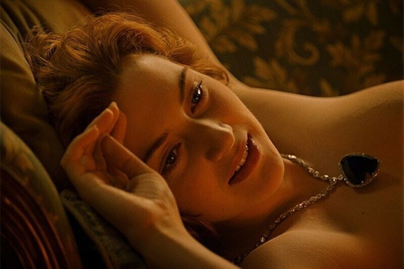 Помните ту сцену из «Титаника», где молодой ДиКаприо рисует обнажённую Кейт Уинслет?