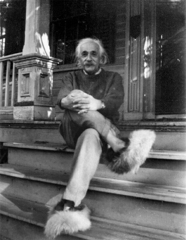 Альберт Эйнштейн в пушистых тапочках на крыльце своего дома в Принстоне, 1950 год. В них он нередко встречал гостей. 