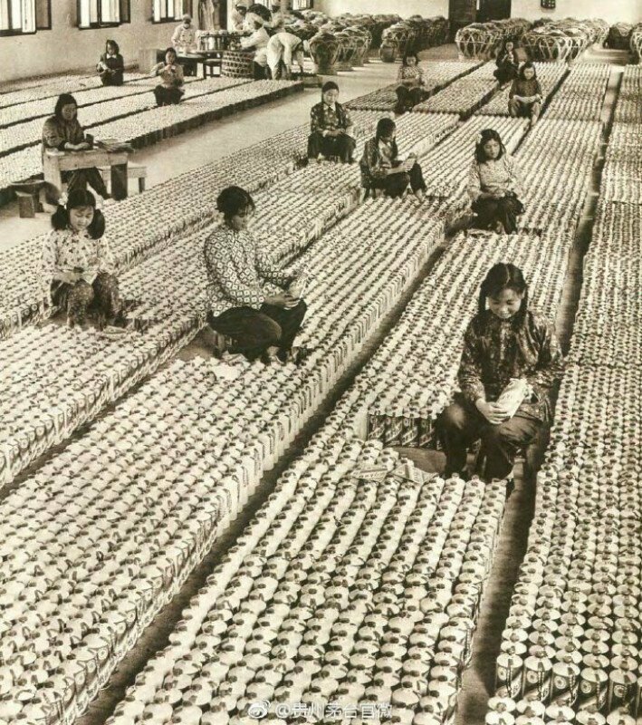 Цех по розливу китайской водки Маотай. 1950 г.