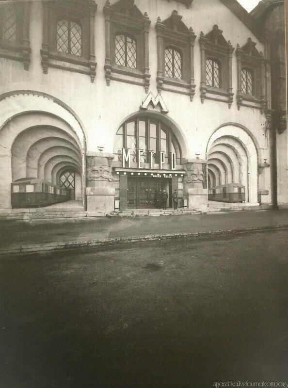 Инсталляции в нишах фасада восточного вестибюля станции метрополитена Площадь Революции, 1938 год, Москва
