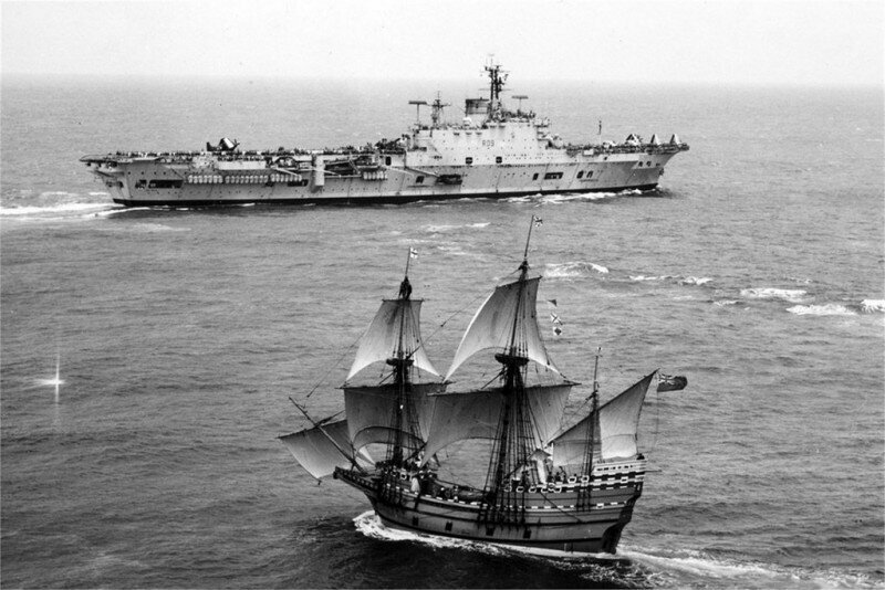Встреча эпох - HMS Ark Royal R-09 и копия известного корабля Мэйфлауэр, 1957 год.
