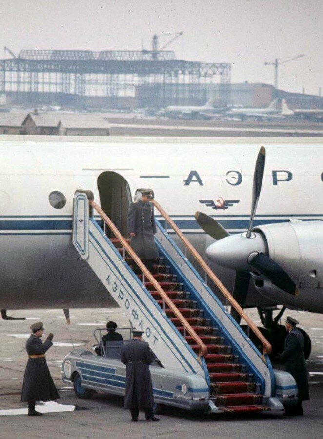Выход Гагарина из самолёта, по ковровой дорожке с развязанным шнурком, даже сняли в цвете