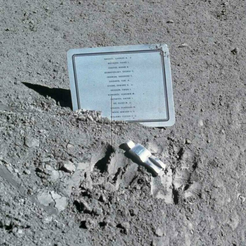 «Павший астронавт» — единственный памятник на Луне, установленный экипажем космического корабля «Аполлон-15» 1.08.1971 г. 