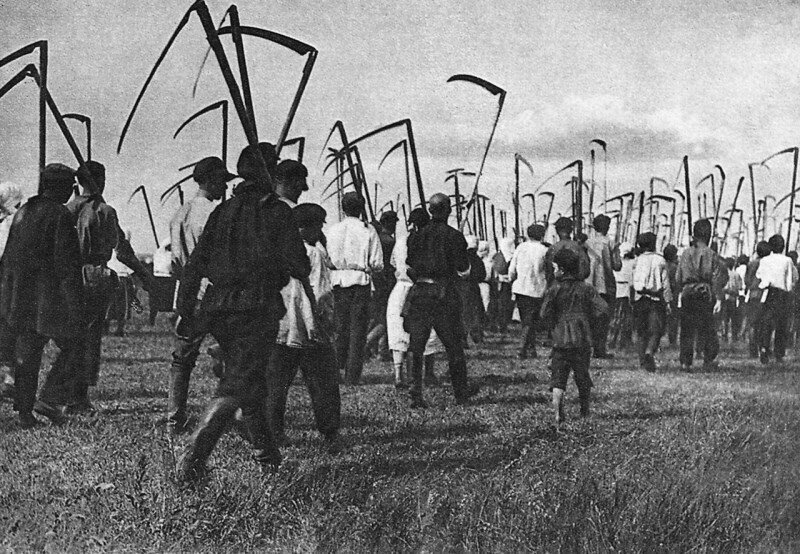 Колхозники идут к месту своей работы. СССР. 1929 год.