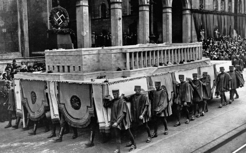 Нацисты несут модель мюнхенского художественного музея. Третий Рейх. 1935 год.