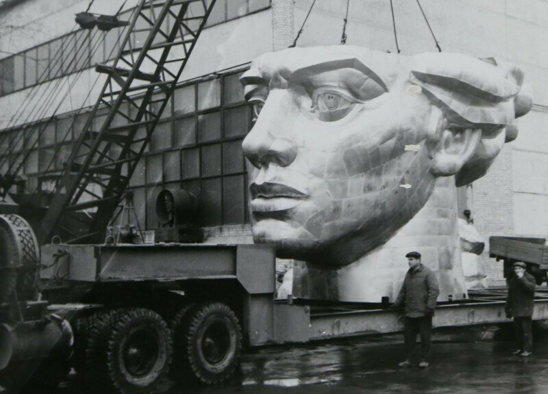 Погрузка головы скульптуры «Родина–Мать» на полуприцеп–платформу для транспортировки к месту монтажа, 1980 год, Киев