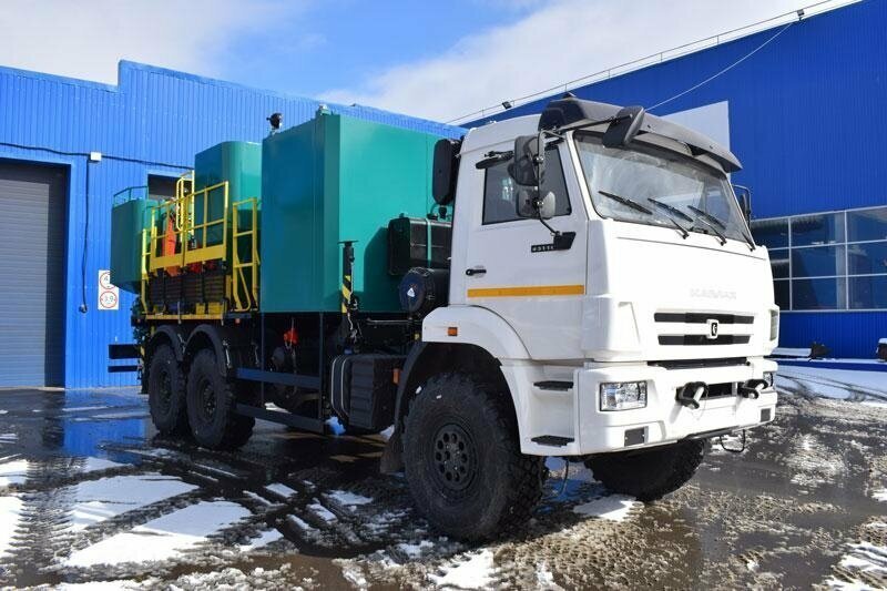Уральский завод спецтехники представил цементно-смесительную установку на шасси Камаз