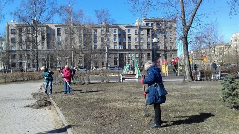 Площади, улицы, мосты и парки приводят в порядок после долгой зимы. 