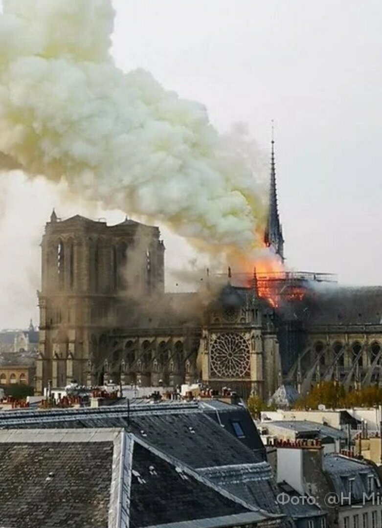 В Париже горит Нотр-Дам