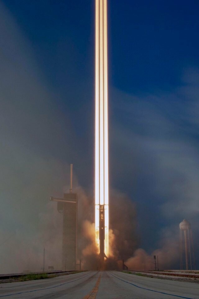 Так выглядит запуск ракеты-носителя Falcon Heavy компании SpaceX на фото с длинной выдержкой