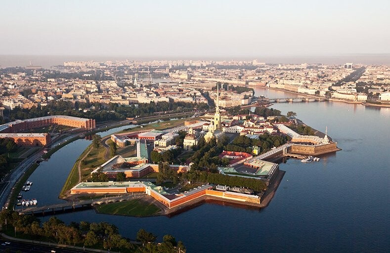 Петроградский район, несмотря на островной статус, имеет развитую социальную инфраструктуру, в нем расположены ведущие высшие учебные заведения, престижные школы и гимназии.