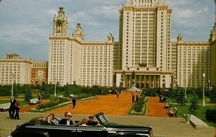 Советский фаэтон «ЗиС-110Б» на фоне главного здания МГУ на Воробьёвых горах, Москва, СССР, 1956 год. (Jacques Dupaquier)