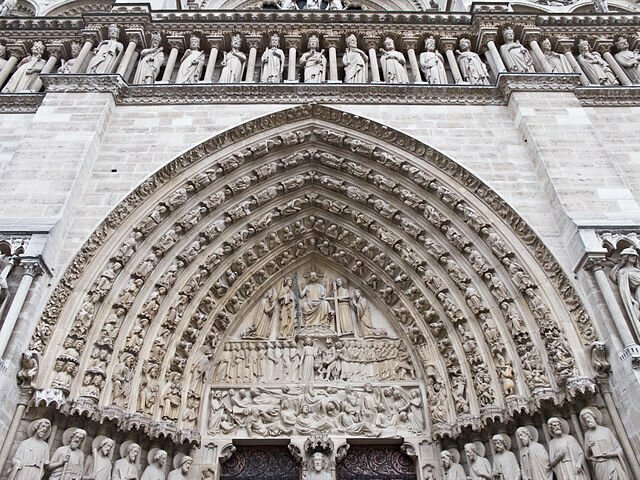 15 апреля 2019 года Собор Парижской Богоматери (Нотр-Дам-де-Пари) пострадал от обширного пожара, простояв до того нетронутым огнем почти 900 лет. В пламени был уничтожен шпиль собора, часы, а также вся кровля и многие деревянные перекрытия. 