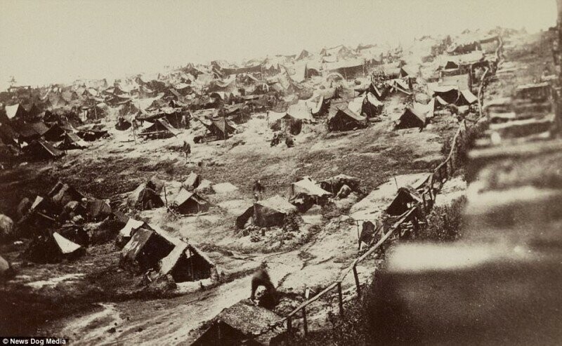 Андерсонвилль, 17 августа 1864 года. На этом снимке видно деревянный забор. Если заключенный выходил за его пределы, охранникам поступал приказ убить его