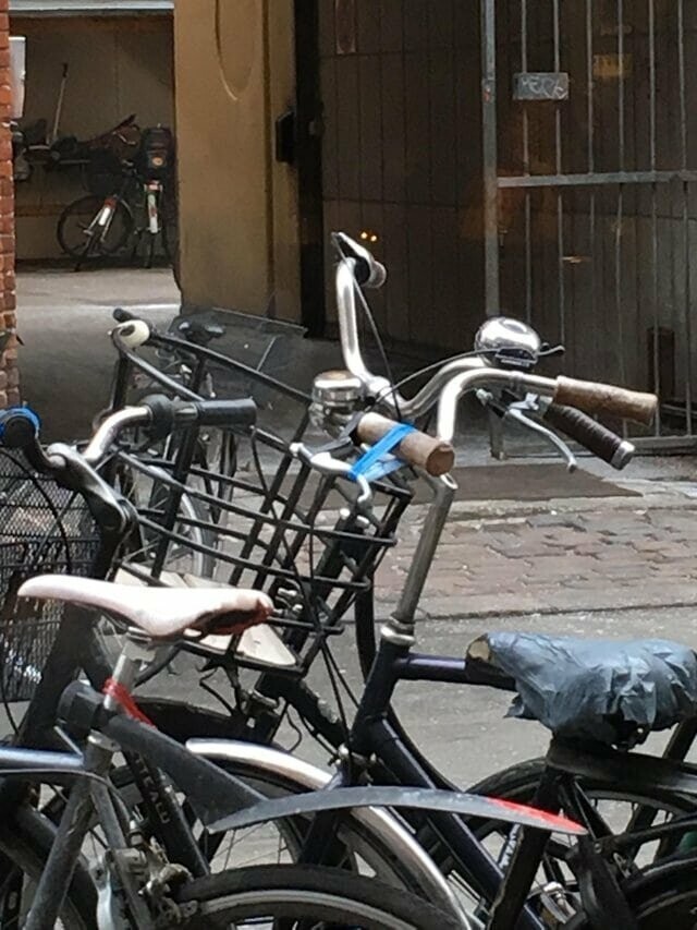 9. «В Копенгагене — почему у стольких велосипедов на руле приклеена синяя лента?»