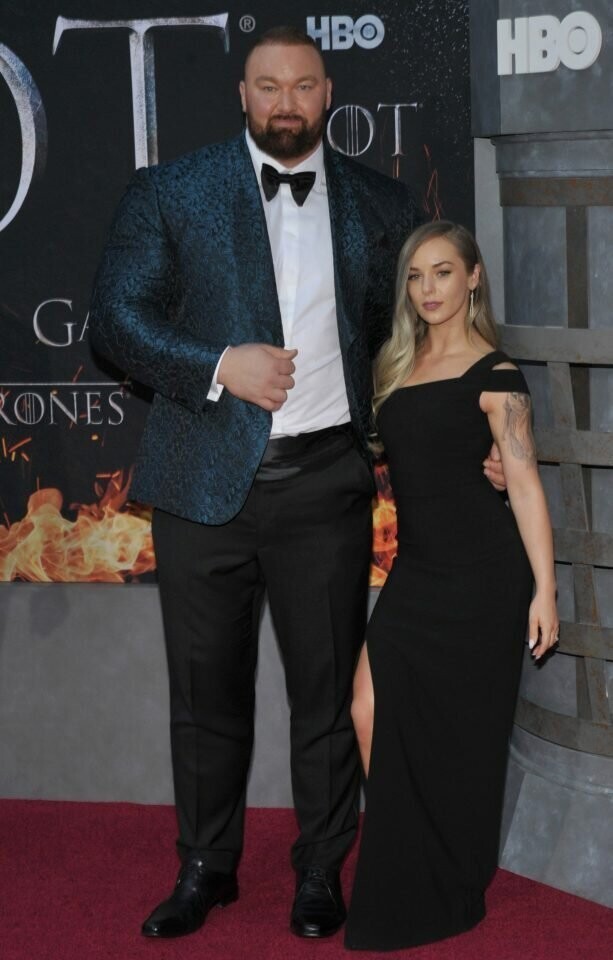 На этом снимке лучше видны масштабы человека-Горы. Это он со своей женой Келси Хенсон на премьере 8 сезона "Игры престолов"