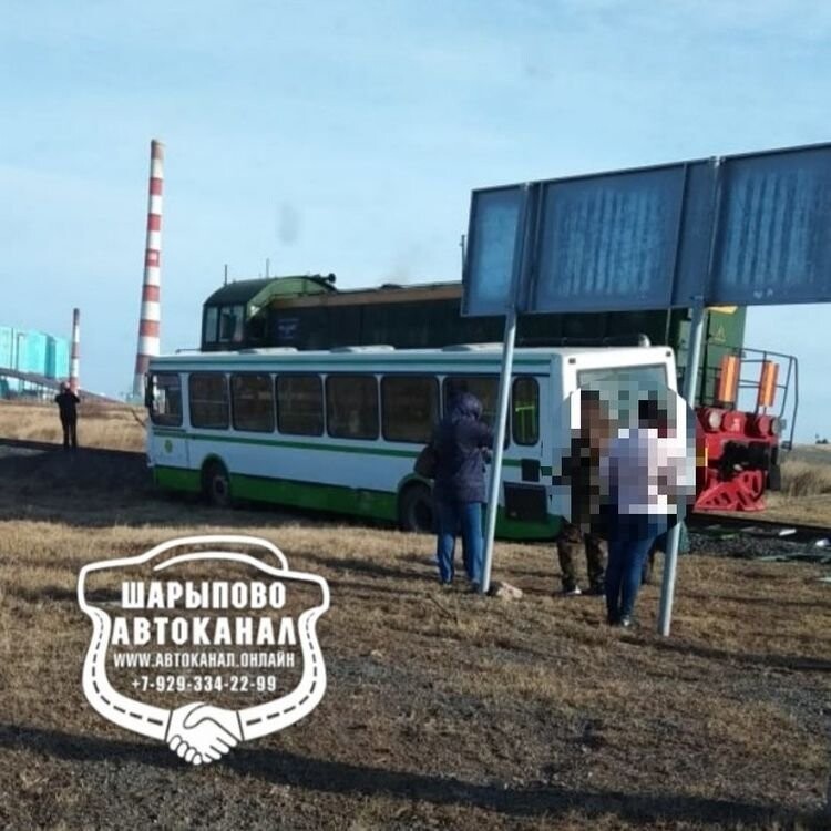 Авария дня. В Красноярском крае пассажирский автобус столкнулся с тепловозом