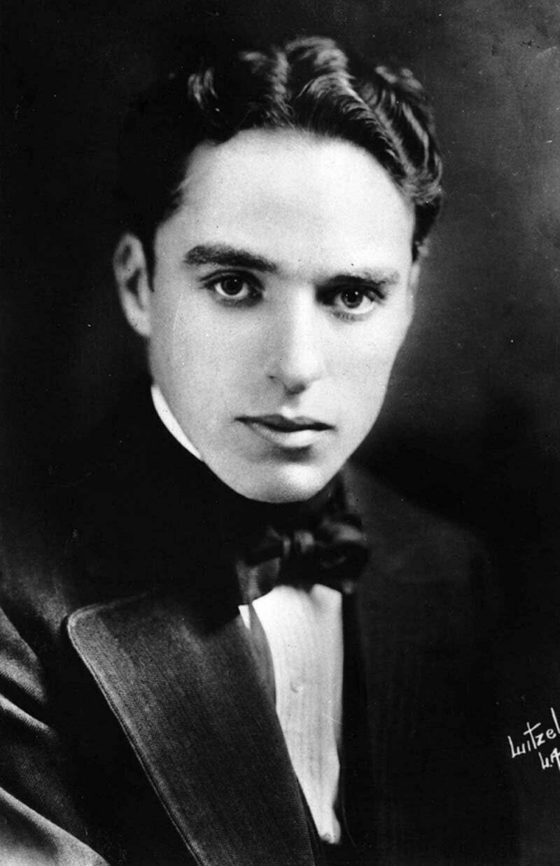 К 130-летнему юбилею Чарли Чаплина — его фотографии без привычных усов и котелка