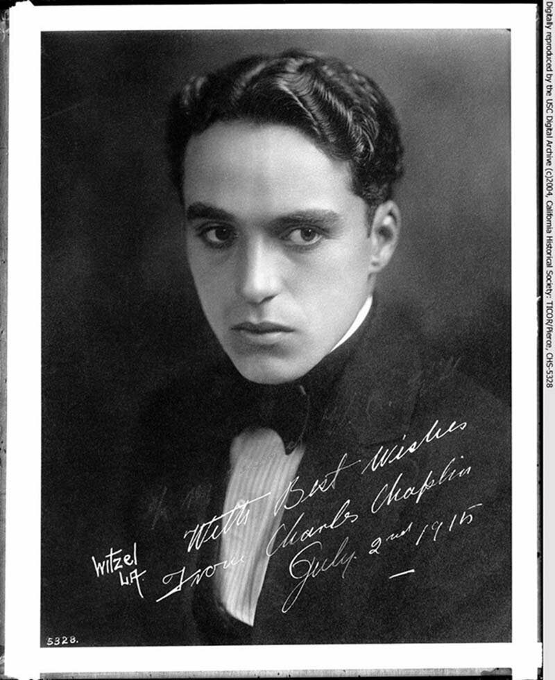 К 130-летнему юбилею Чарли Чаплина — его фотографии без привычных усов и котелка