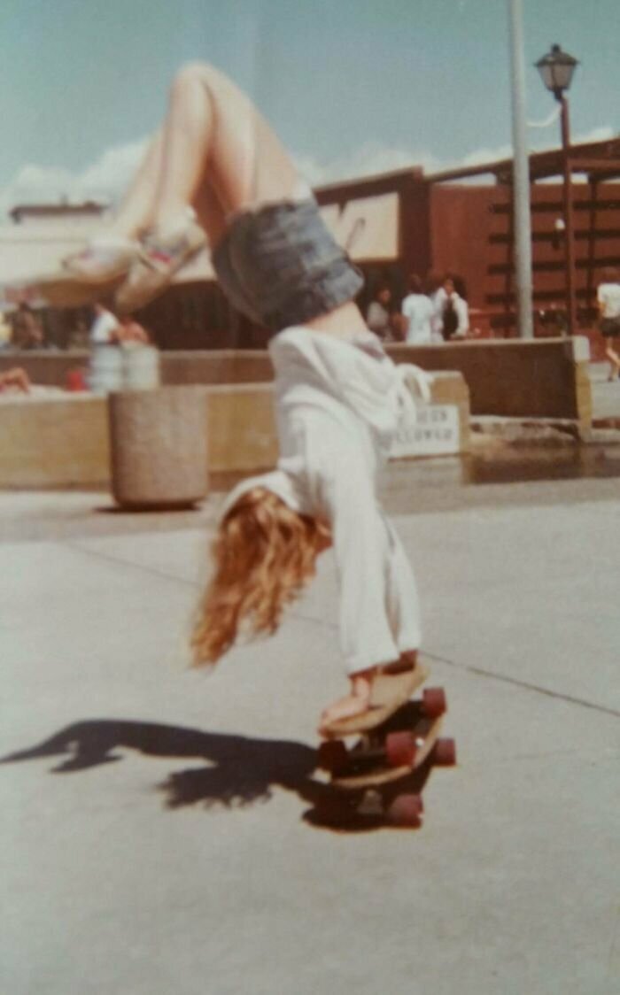 8. "Моя мама делает стойку на руках на двух скейтбордах, 80-е годы"