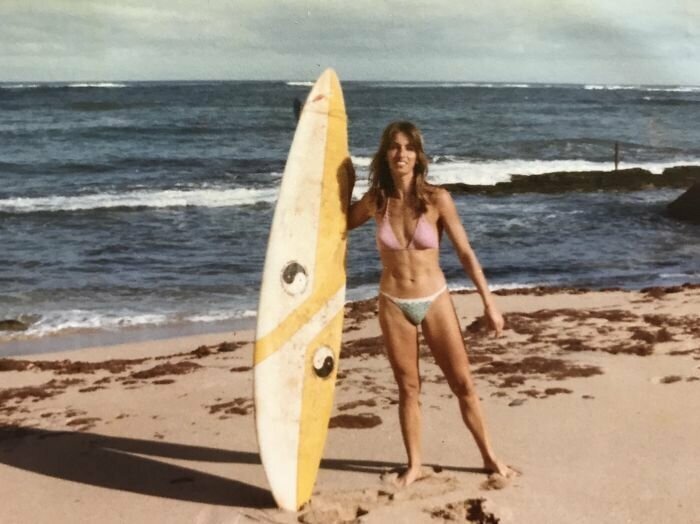 25. "Моя мама и ее доска для серфинга, 80-е гг."