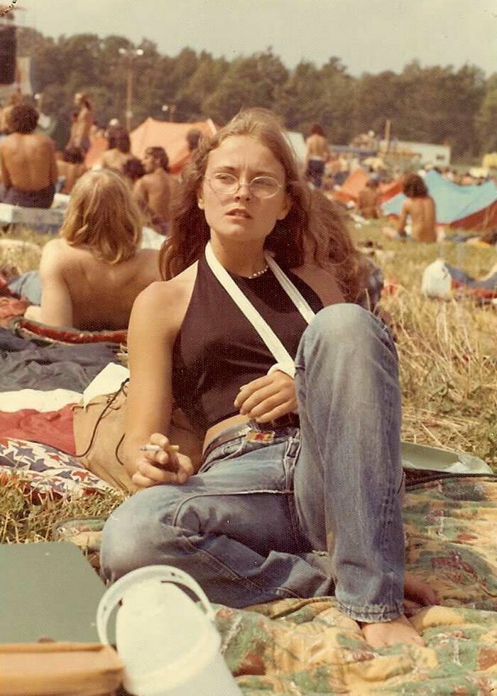22. "Моя мама в 15 лет, на концерте The Allman Brothers Band, с сигаретой и сломанной рукой. 1979 г."