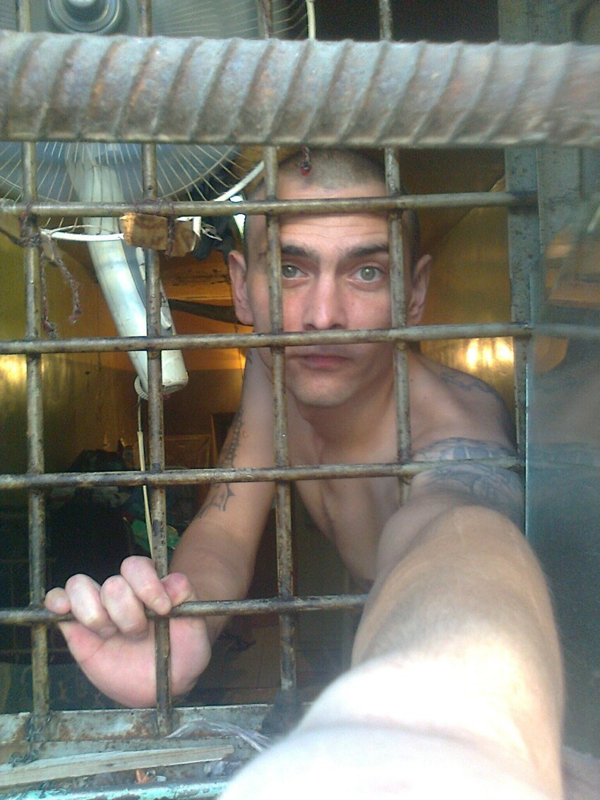 Парень в тюрьме фото