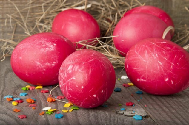 Давайте узнаем, как можно своими руками покрасить яйца на Пасху в разные цвета — причем только натуральными красителями.