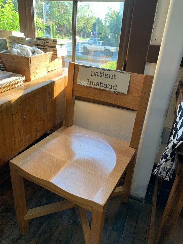 Кресло для мужа, который вынужден ожидать, пока его жена сделает покупки