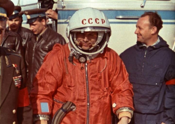 Апрель 1961 года. За спиной Гагарина на кадрах из кинохроники проглядывает тот самый ЛАЗ