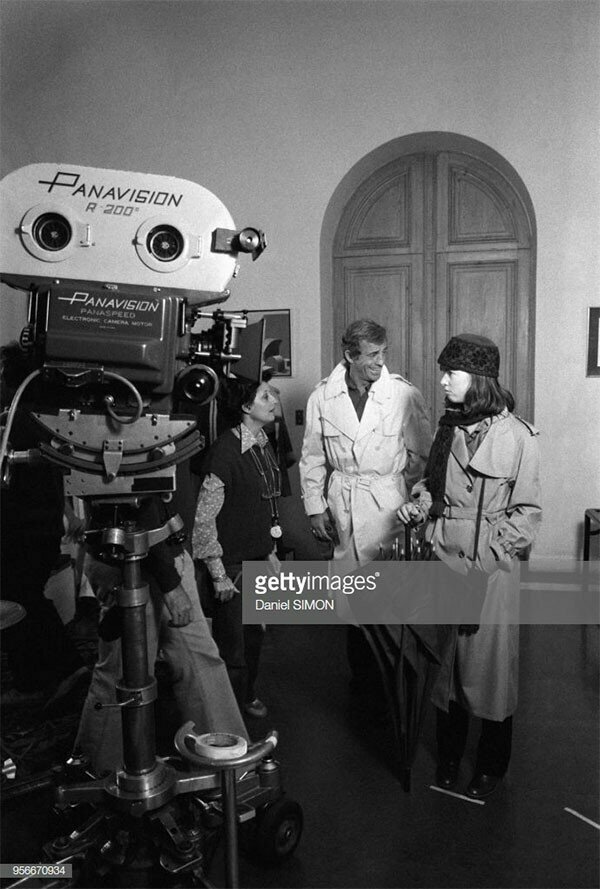 Жан-Поль Бельмондо и Жюли Жезекель на съемочной площадке фильма "Кто есть кто" 11 декабря 1978 года