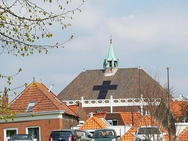 Церковь с солнечными батареями в виде креста