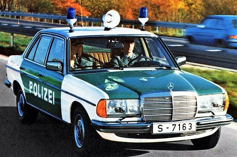 Красавчик 123-й немецких 'полицаев'. Служба одна, но машины разных цветов…