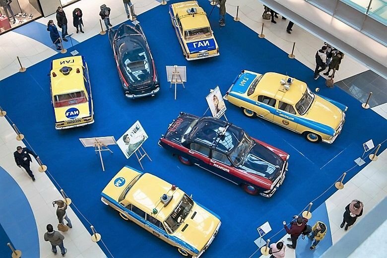 На этом фото хорошо видны различные варианты оформления желтых автомобилей. Те что с контрастными синими багажниками – это экземпляры появившиеся до введения стандартов ВНИИТЭ, те что с желтыми – после