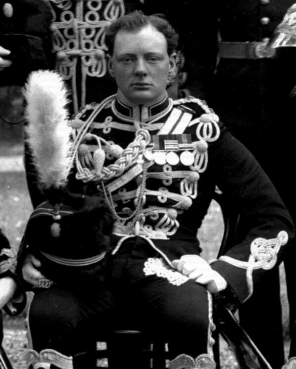 Молодой Уинстон Черчилль в форме, 1895 
