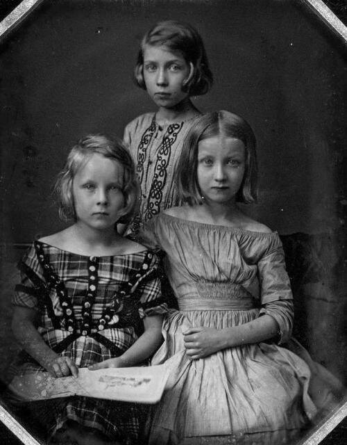 Дагерротипный портрет трех неопознанных девушек в Берлине, Пруссия, 1845. Автор: Карл Густав Охме. 