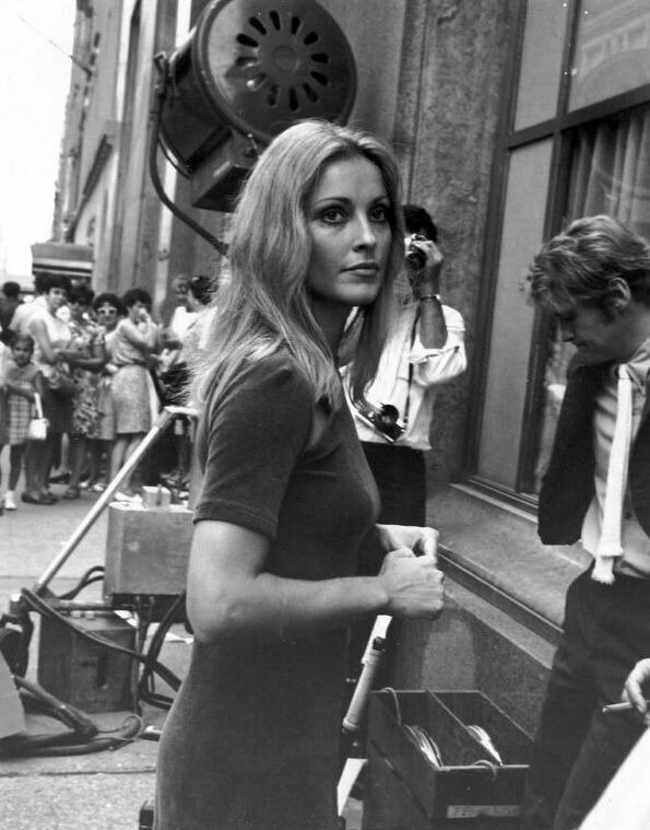 Шарон Тейт на съемках фильма «Ребенок Розмари», 28 августа 1967 года , на Пятой авеню и 57-й улице в Нью-Йорке. 
