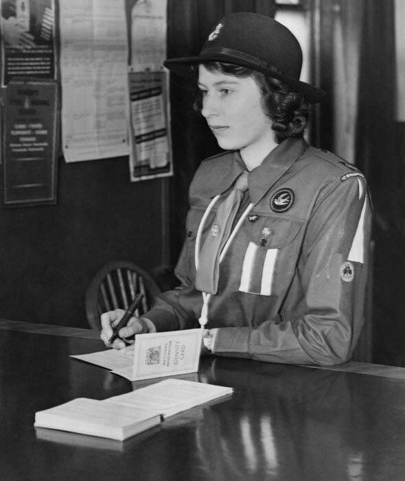 16-летняя принцесса Елизавета II записывается на военную службу. 25 апреля 1942 года. 