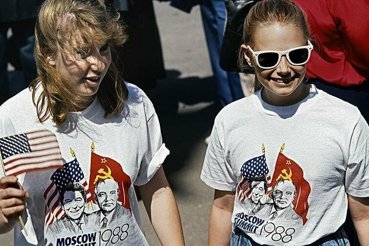 Девушки в футболках с изображением генерального секретаря ЦК КПСС Михаила Горбачева и президента США Рональда Рейгана на улицах Москвы, 1988 год