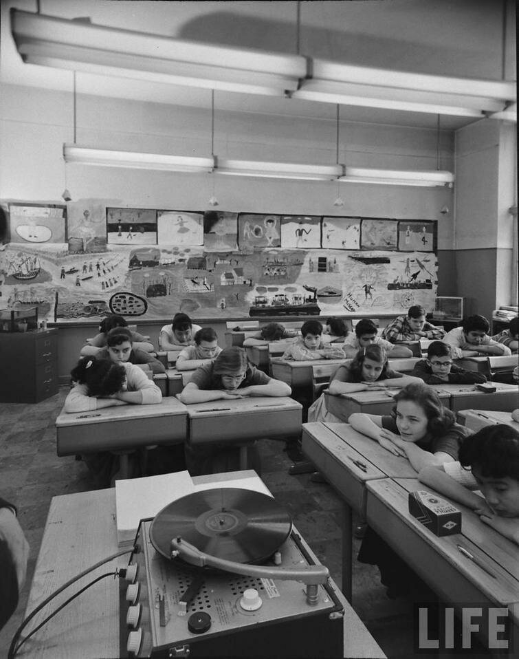 Ученики слушают музыку в худ. классе, 1957 год