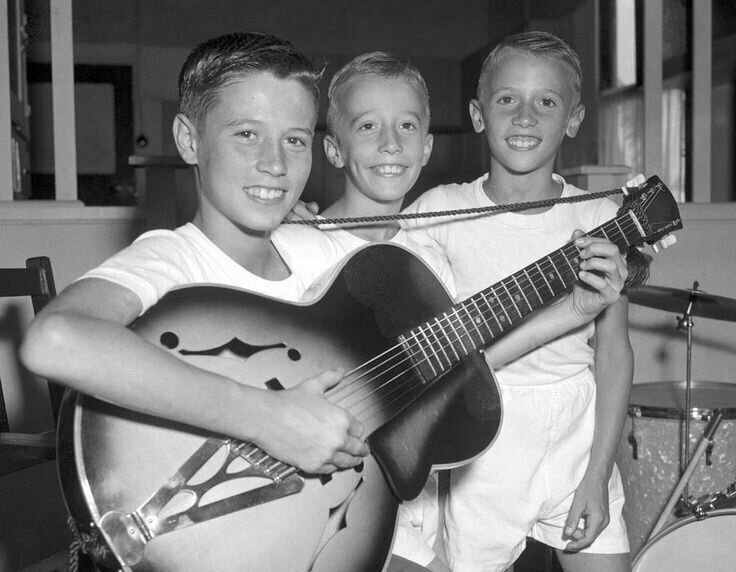 Барри, Робин и Морис Гибб, три молодых брата, которые сформируют «Би Джис» всего через четыре года после того, как эта фотография была сделана в 1956 году . 