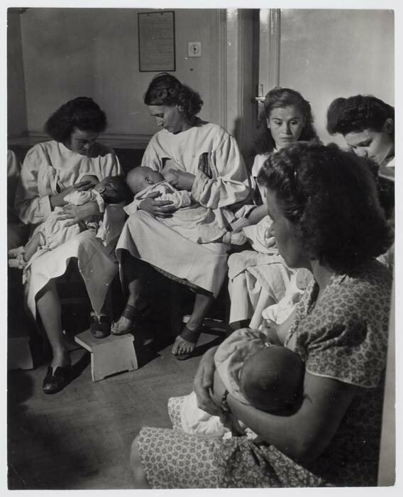 Женщины, кормящие грудью на текстильной фабрике под Будапештом, Венгрия, 1948 