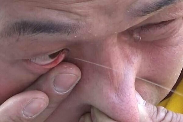 Китайский мастер кунг-фу втянул носом воду и брызнул ею из глаз
