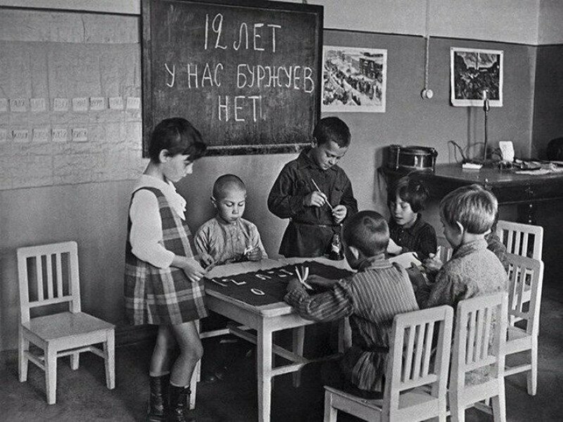 Празднование очередной годовщины октября в 1929 году. Дети рисуют плакат к знаменательному празднику.