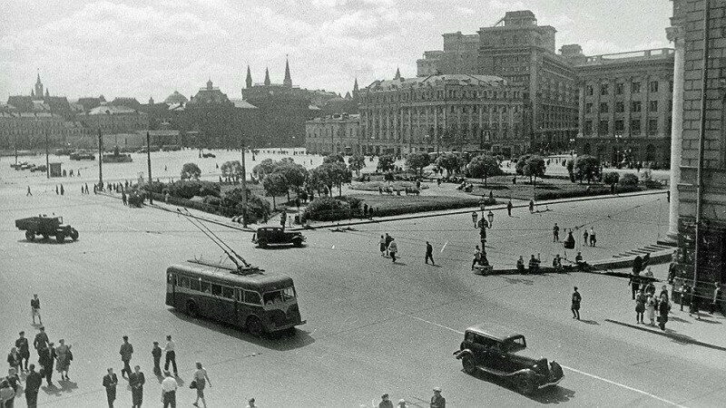Первый троллейбус на улицах Москвы. ЛК-1 (Лазарь Каганович). 1933 г.