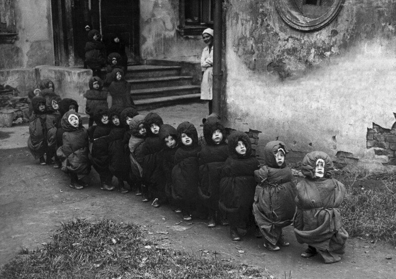 Дети в спальных мешках идут спать днем, 1930–е годы, СССР